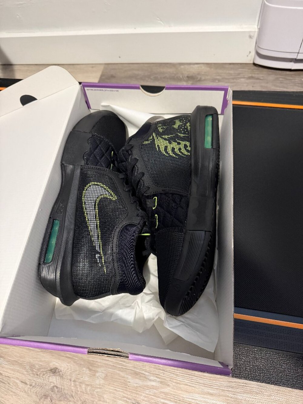 Nike - Men's Lebron Witness 8 Basketball Shoes (FB2239 002) NEW WITHOUT TAG BOX